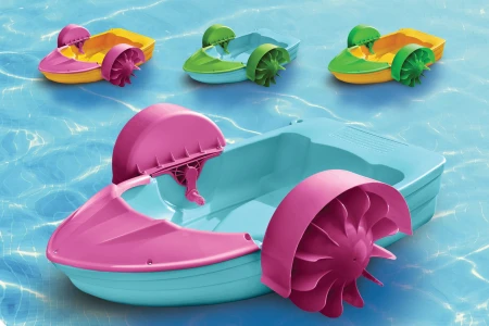 Zabawa na Fali: Plastikowe Łódki na Korbkę jako Idealna Atrakcja Letniego Dnia