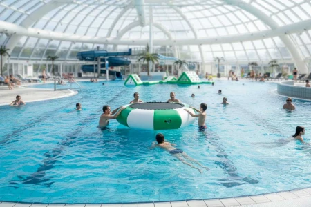 Trampoliny wodne w aquaparku jako dodatkowa atrakcja - dlaczego warto zainwestować w tę rewolucyjną rozrywkę wodną?