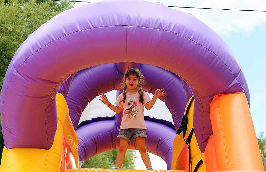 Historia dmuchańców – od wynalazku z 1959 roku do nowoczesnych zamków dla dzieci