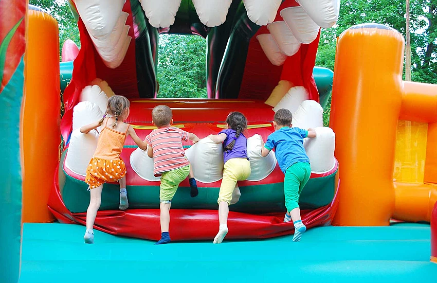 Dmuchańce a rozwój dziecka - motoryka, koordynacja i zabawa z rówieśnikami