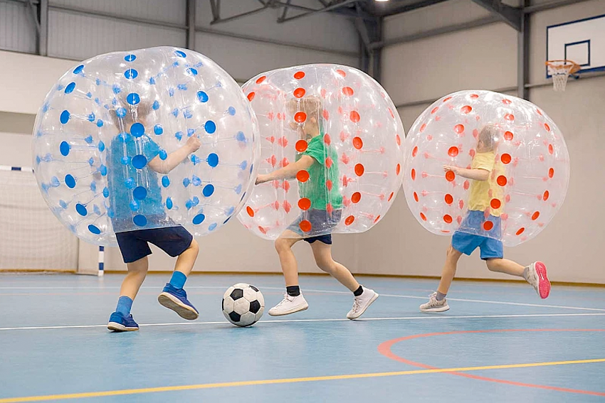 Bumper Ball w hali sportowej zimą