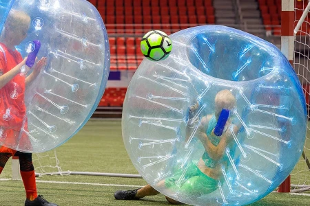 Bumper Ball jesienią i zimą – atrakcja na każdą pogodę w halach sportowych