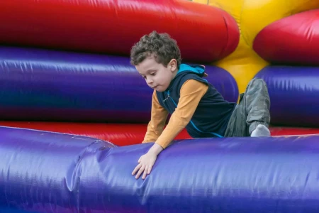 Dmuchańce Premium Indoor – Jak Zmienić Halę Sportową w Park Rozrywki