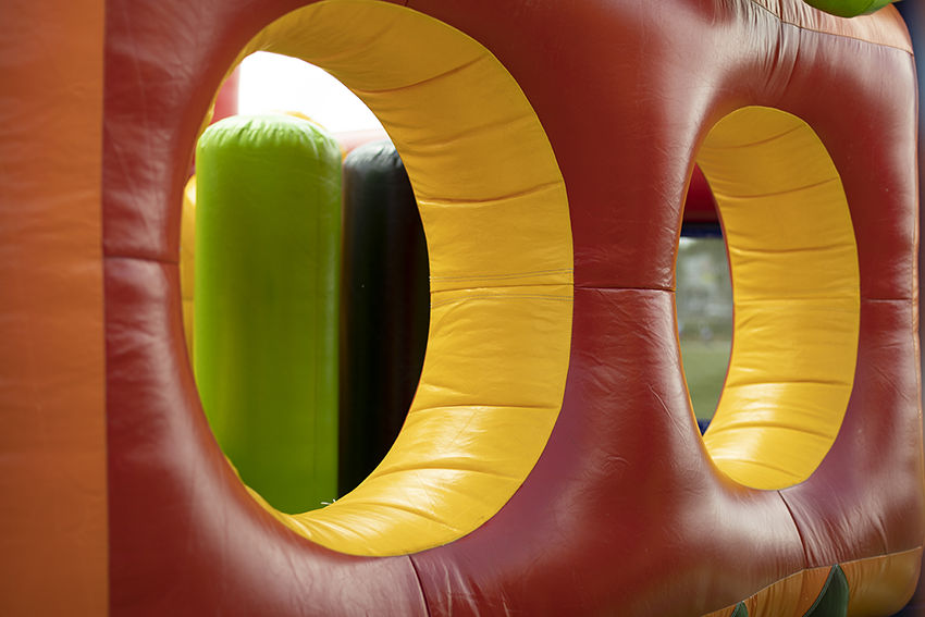 Dmuchańce premium w hali sportowej