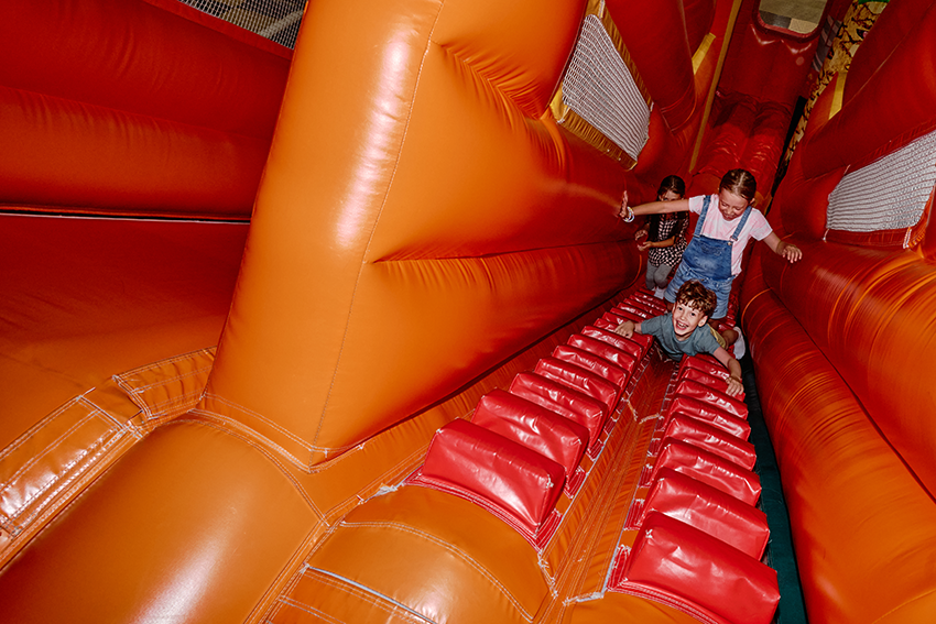 Dmuchańce premium w hali sportowej zimą