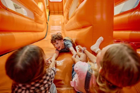 Dmuchane atrakcje na ferie zimowe – jak urządzić zabawę w hali sportowej