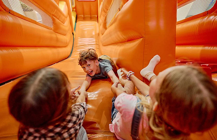 Dmuchane atrakcje na ferie zimowe – jak urządzić zabawę w hali sportowej