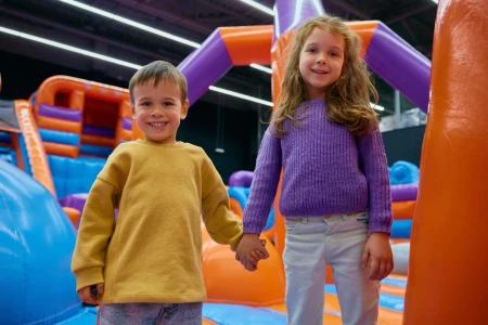 Od ilu lat dziecko może bawić się na dmuchańcu – praktyczny poradnik dla rodziców