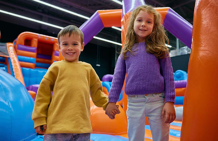 Od ilu lat dziecko może bawić się na dmuchańcu – praktyczny poradnik dla rodziców