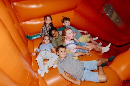Dlaczego dzieci kochają dmuchańce – psychologia zabawy na dmuchanych zamkach