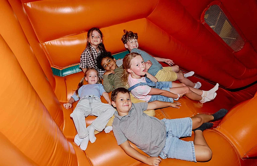 Dlaczego dzieci kochają dmuchańce – psychologia zabawy na dmuchanych zamkach