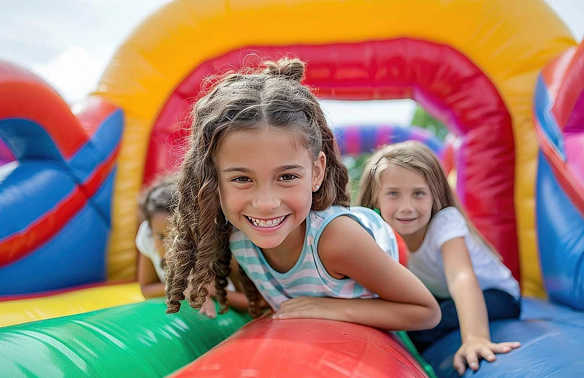 Dmuchańce na imprezy plenerowe – zaplanuj sezon już w lutym